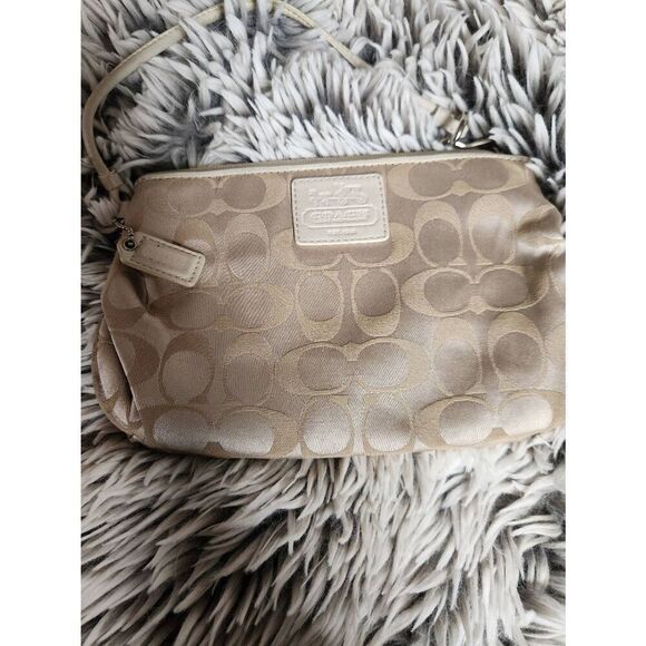 COACH X-LARGE CREAM SIGNATURE JACQUARD WRISTLET CLUTCH - Picture 2 of 7